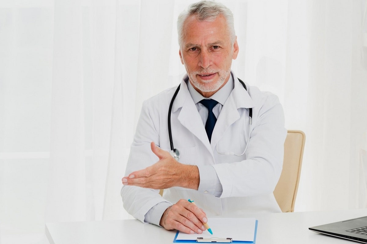 Doctor speaking with a patient about clinical trial participation